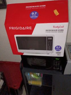 Frigidaire ReadyCook 0.7 Cu. Ft. Microwave Oven