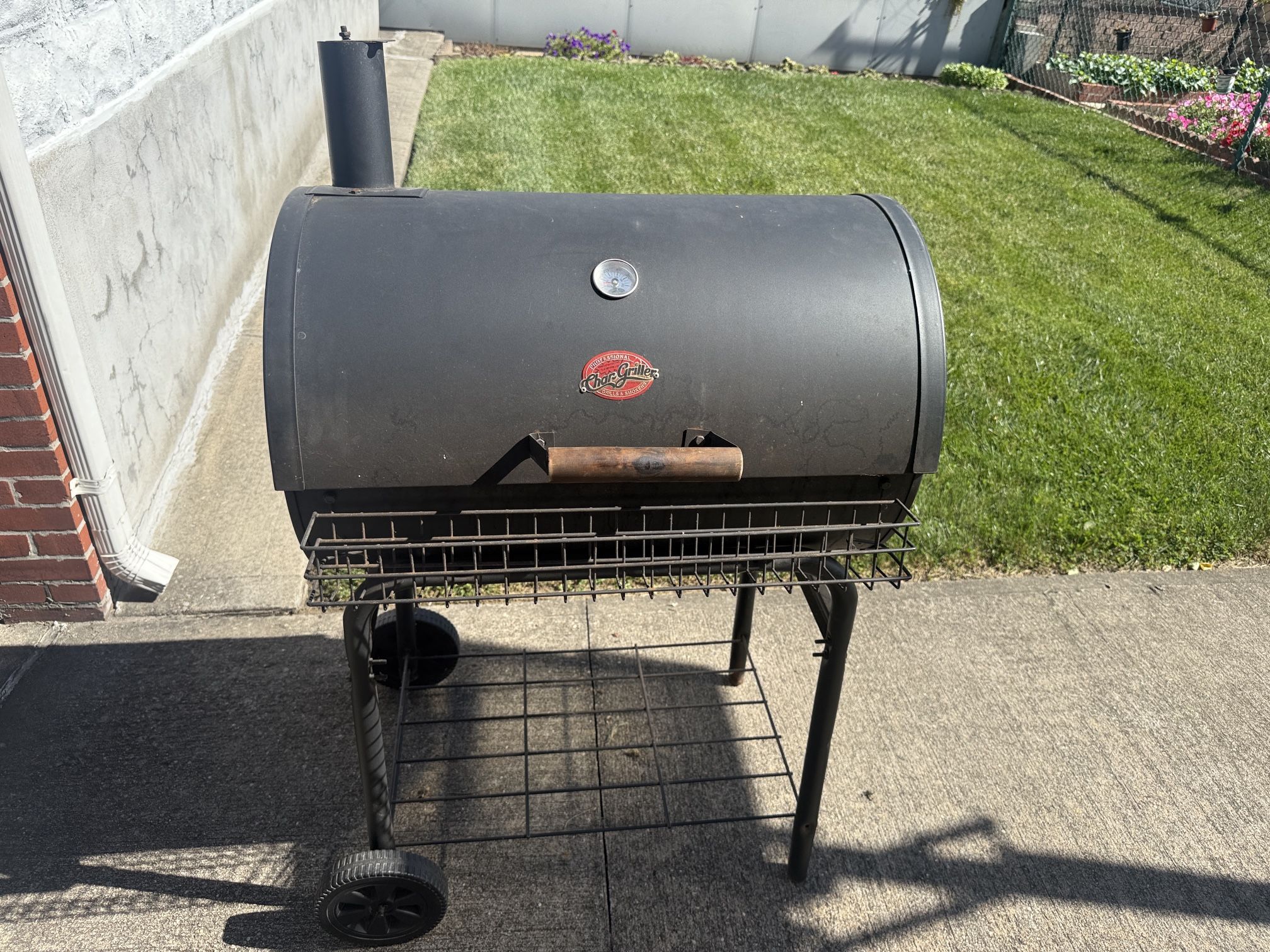 30” Char Grilled Smoker With Cover