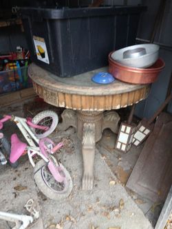 Old. ANTIQUE  round tabl2 with claw feets