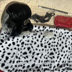 Cruella Deville costume + wig 