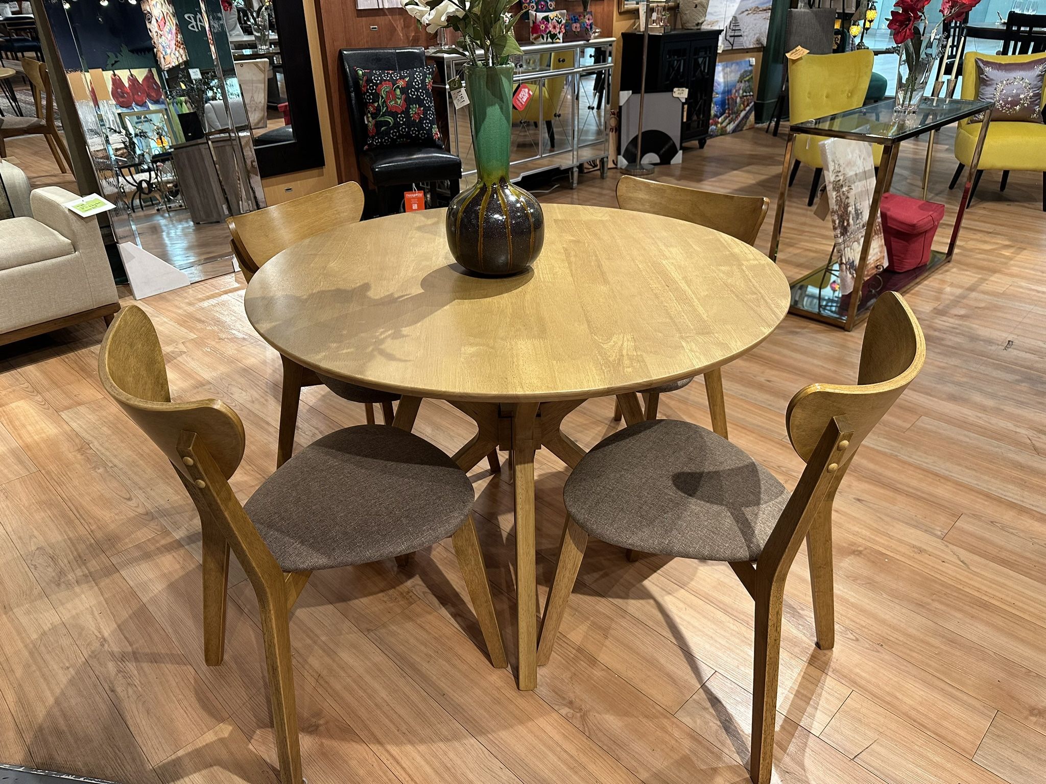 Table 42” Round Dining Set / Wood 42” Round Table & Chairs