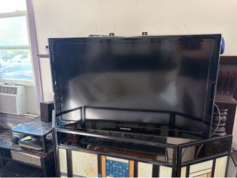 MUST GO — 40” TV, Stand & Mounting Arm