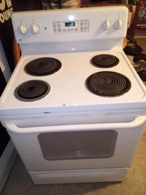 30" Ge White Self Clean Electric Stove/Oven