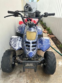 FOUR WHEELER ATV SMALL BLUE MOTORCYCLE DIRT BIKE (NEEDS REPAIR NO KEYS)