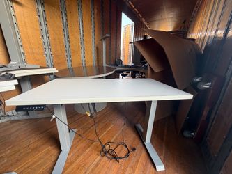 Sit and stand desk