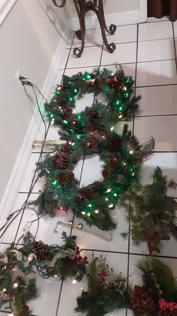 Corona de navidad y decoraciones