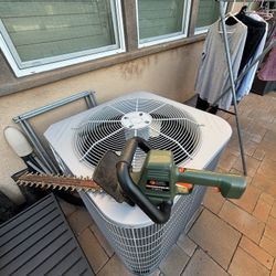 Hedge Trimmer(Black&Decker) 18”