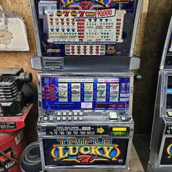 IGT SLOT MACHINE (TRIPLE LUCKY 7S)