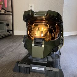 Halo 3 Legendary Edition Master Chief Helmet and Stand 