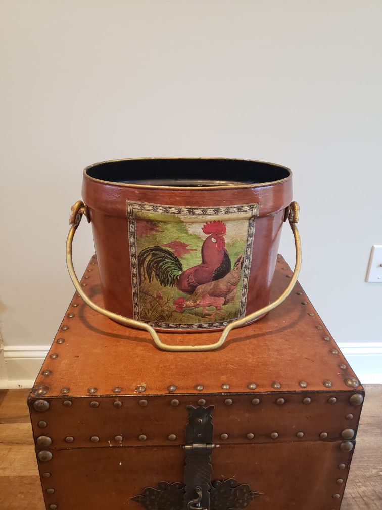 Metal storage container with rooster decoration