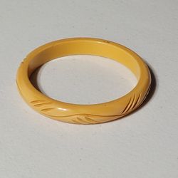 Vintage 3/8" Wide Carved Dark Butterscotch Bakelite Bangle Bracelet 7 3/4"

