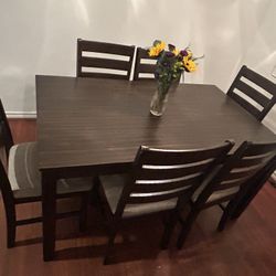 Dinning Table And Chairs 