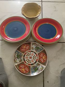 Colorful plates and nicknaks