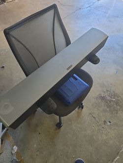 Center  channel speaker