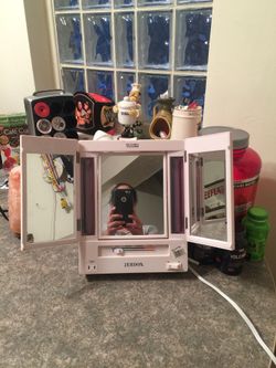 Beautiful vanity makeup mirror 4 different settings works great south philly