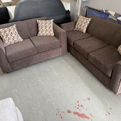 $670 SOFÁ & LOVESEAT 