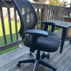 BLACK OFFICE CHAIR