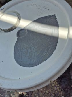 Pinturas Nuevas marca Behr Exterior y Interior de $100 @ $120 cada una.