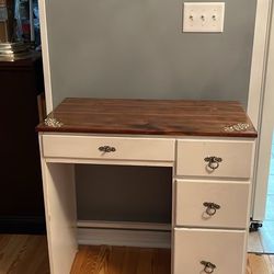 Dresser/ Nightstand/ Desk / Furniture 