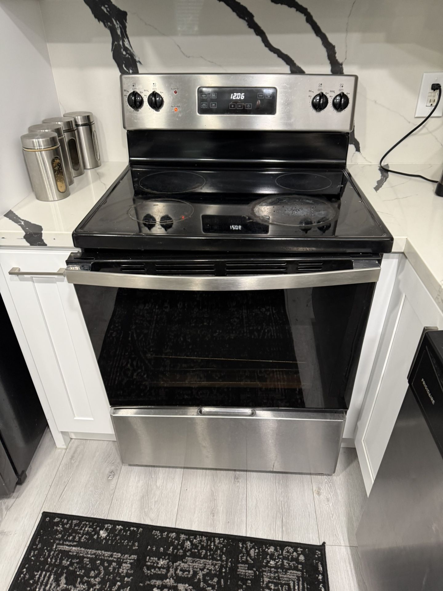 Insignia Oven Range Great Working Condition