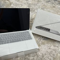 2017 13-inch MacBook Pro (Touch Bar) 512GB
