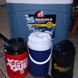 In Exallant Clean Condition 70 Quarters Igloo Cooler And 3 More Everything You Need For Your Trip All For $40 Check Out All Pictures 