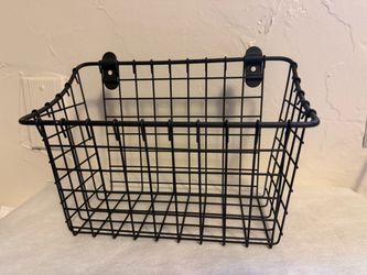 Wire Wall Basket in Excellent Condition – pickup Castle Shannon - Retail value $15 Cute, versatile wire basket in excellent used condition. Approxima