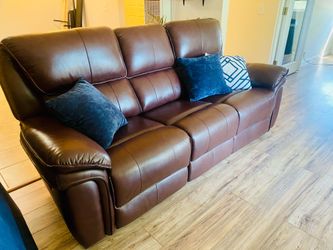 Dual Reclining Sofa – Excellent Condition