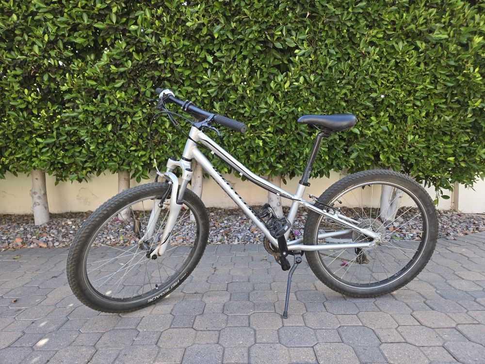 Specialized Hotrock 24 Kids Mountain Bike