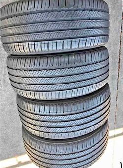 215/55-17 Michelin set de Tires con 80% de Vida las 4