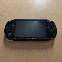 PSP 1001 Model & Game w/PS Carrying Case 