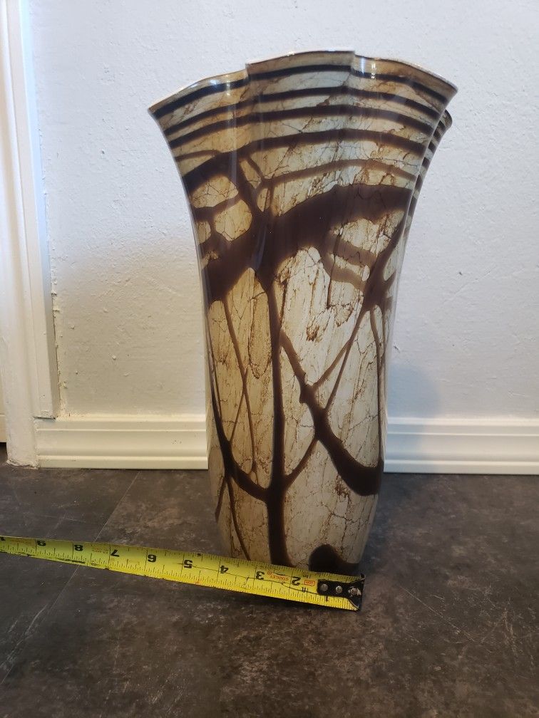 Josefina Krosno, hand crafter glass vase