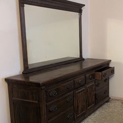 8 Draws Dresser with mirror 