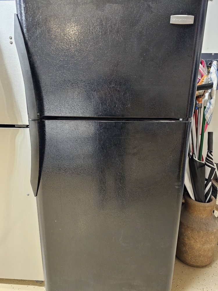 18.2 cu ft Black refrigerator