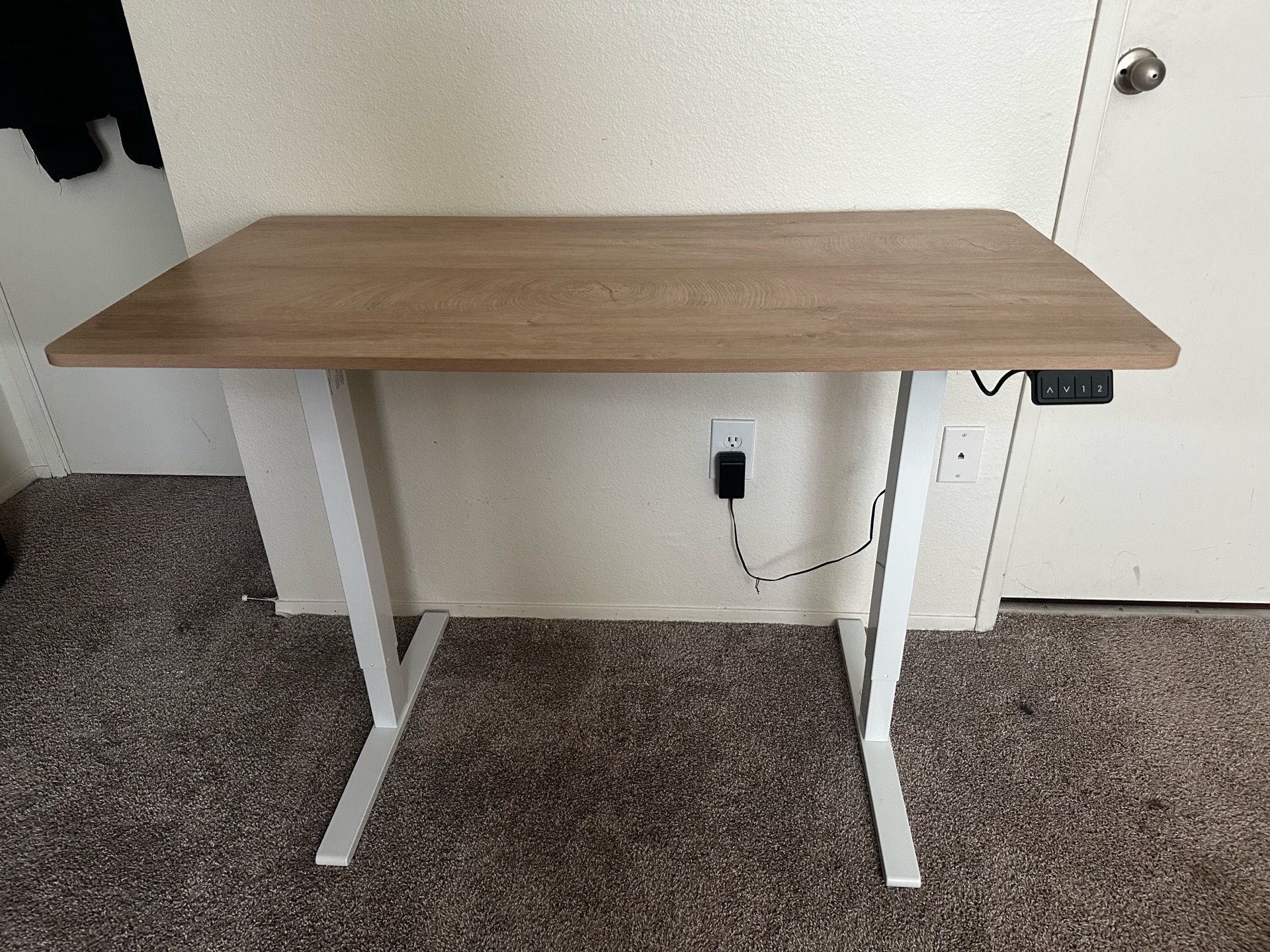 Electric standing desk