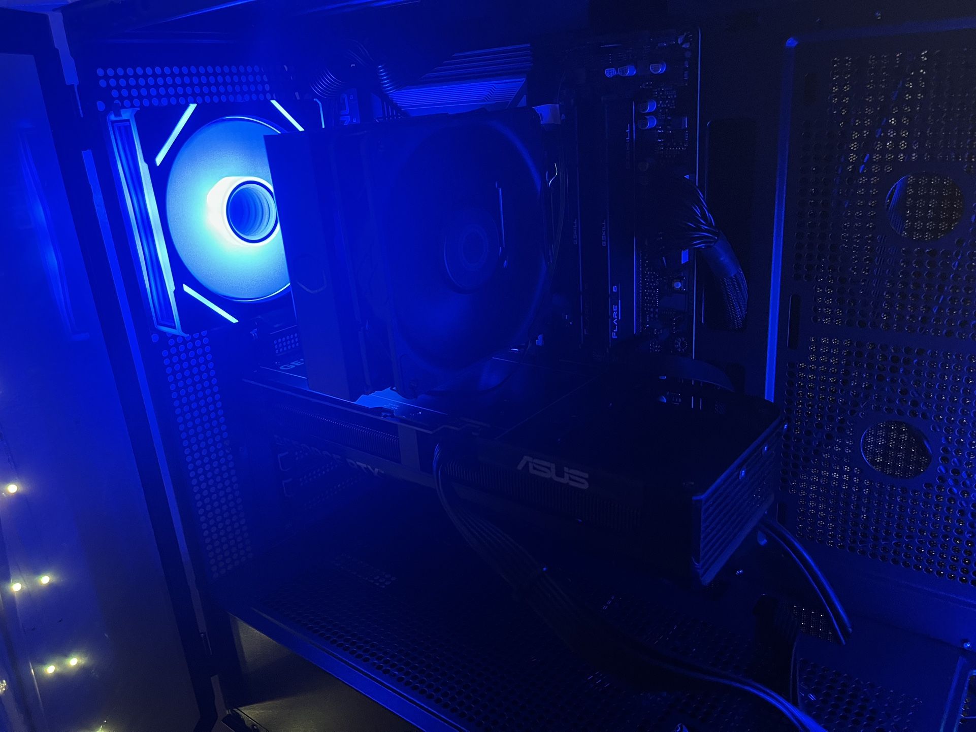 Rtx 5070 AMD 7700x 32G DDR5 1TB RGB With a screen gaming BEAST!