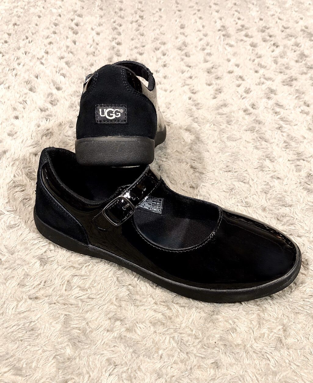 Girls UGG Mary Jane flat paid $60 size 5 like new! Great condition no issues. Liquid-shine patent leather Adjustable strap mary-jane flat, detailed w
