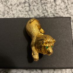 Vintage Goldtone Lion Brooch With Jade Rhinestone Eyes(J.J)