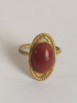 Beautiful gold tone Ring ~ Vintage To Now