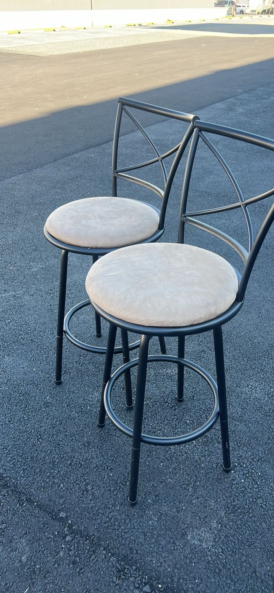 31”h 2 Swivel Barstools Good Condition