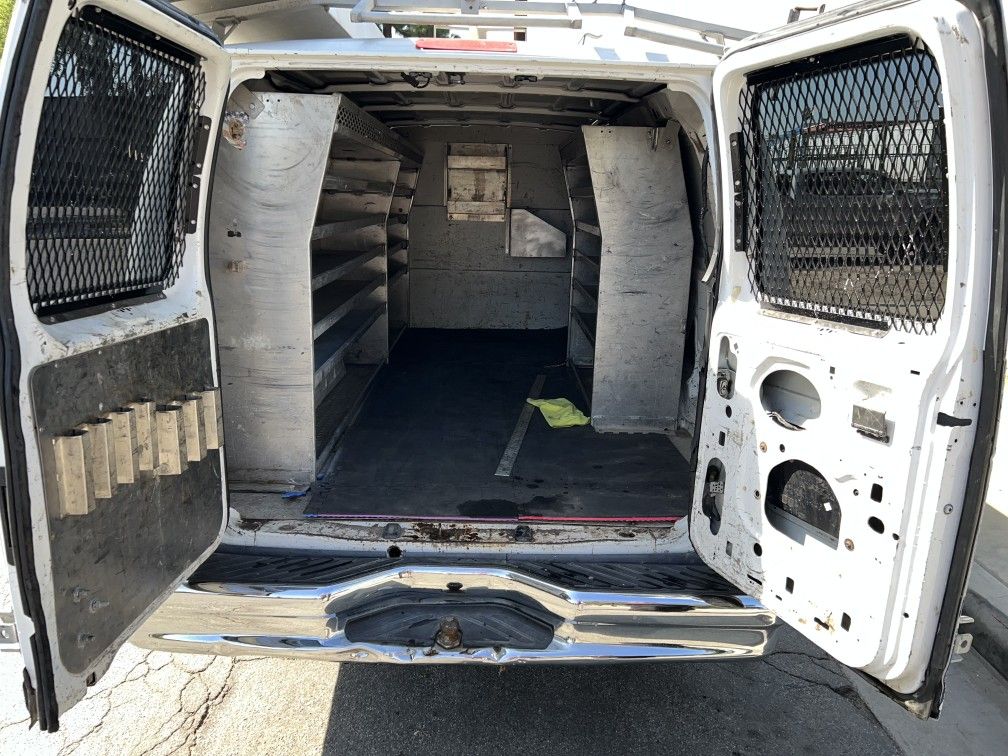 2000 Ford E-350