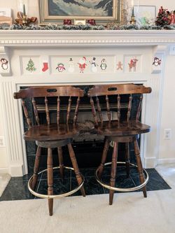 Set 2 Wood swivel Bar Stools Good Condition