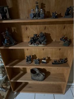 Bear figurines