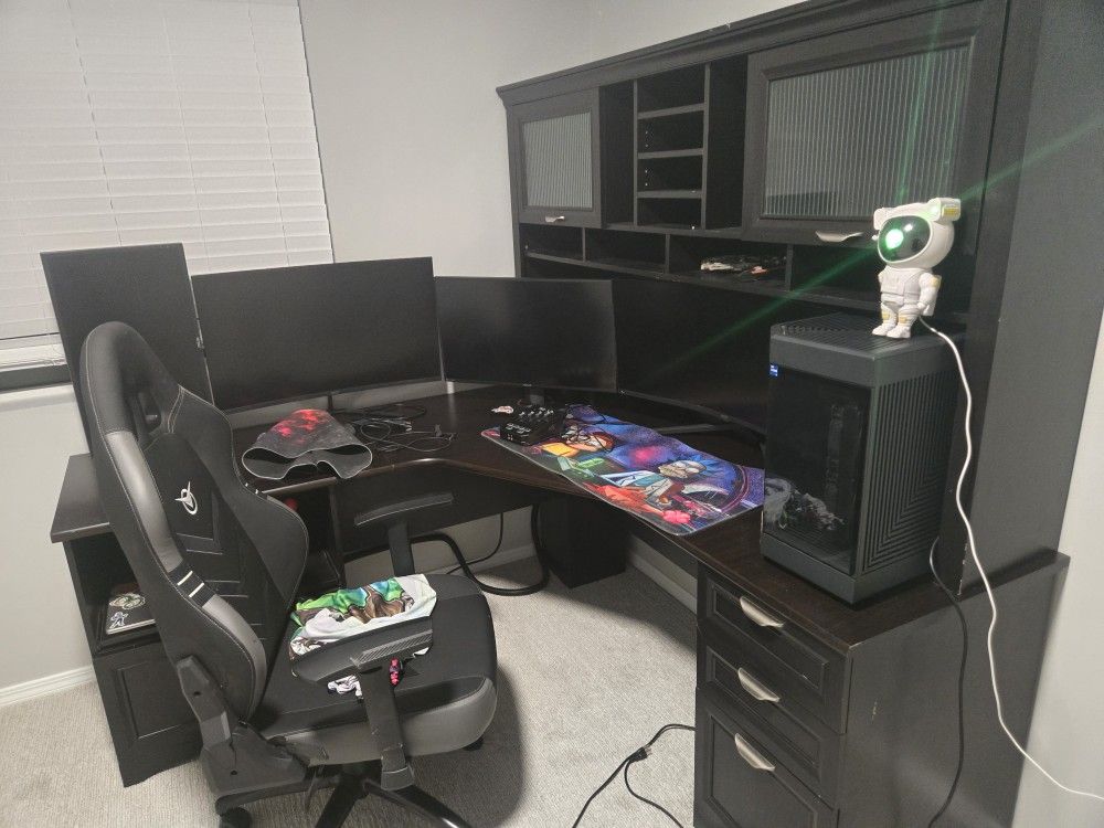 Whole PC Set Up Ibuypower 3070 17 Three Monitors
