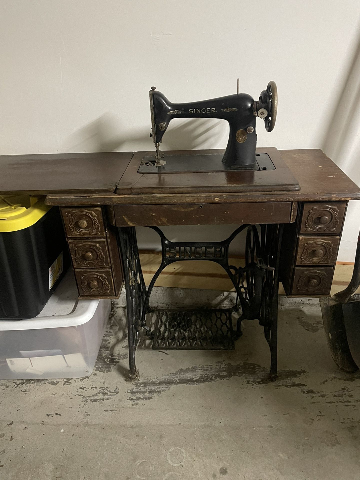Vintage Singer Sewing Machine 