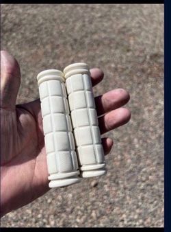 WHITE GRIPS