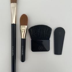 ASSORTED CHANEL MAKEUP BRUSHES & BRUSH COVER