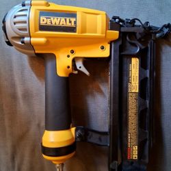 Dewalt 16 Guage Pneumatic Finishing Gun D51257 / 16GA Finish Nailer ALMOST NEW