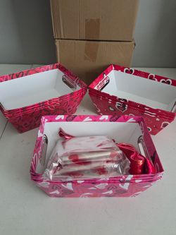 Baskets with bags and ties