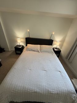 Vendo Cama Queen, con colchón, con ambas mesas de noche, lámparas y lámparas de lectura.